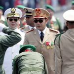 Le roi des Marocains Mohammed VI et ses officiers baiseurs de main. D. R.